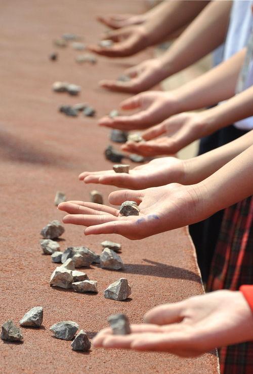 抓石子视频,抓石子视频精彩回顾